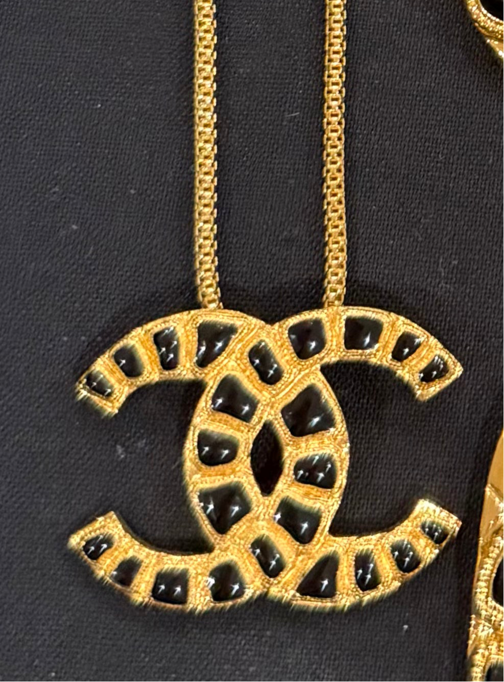 CHANEL
Resin Along The Nile CC Pendant Necklace Gold Black