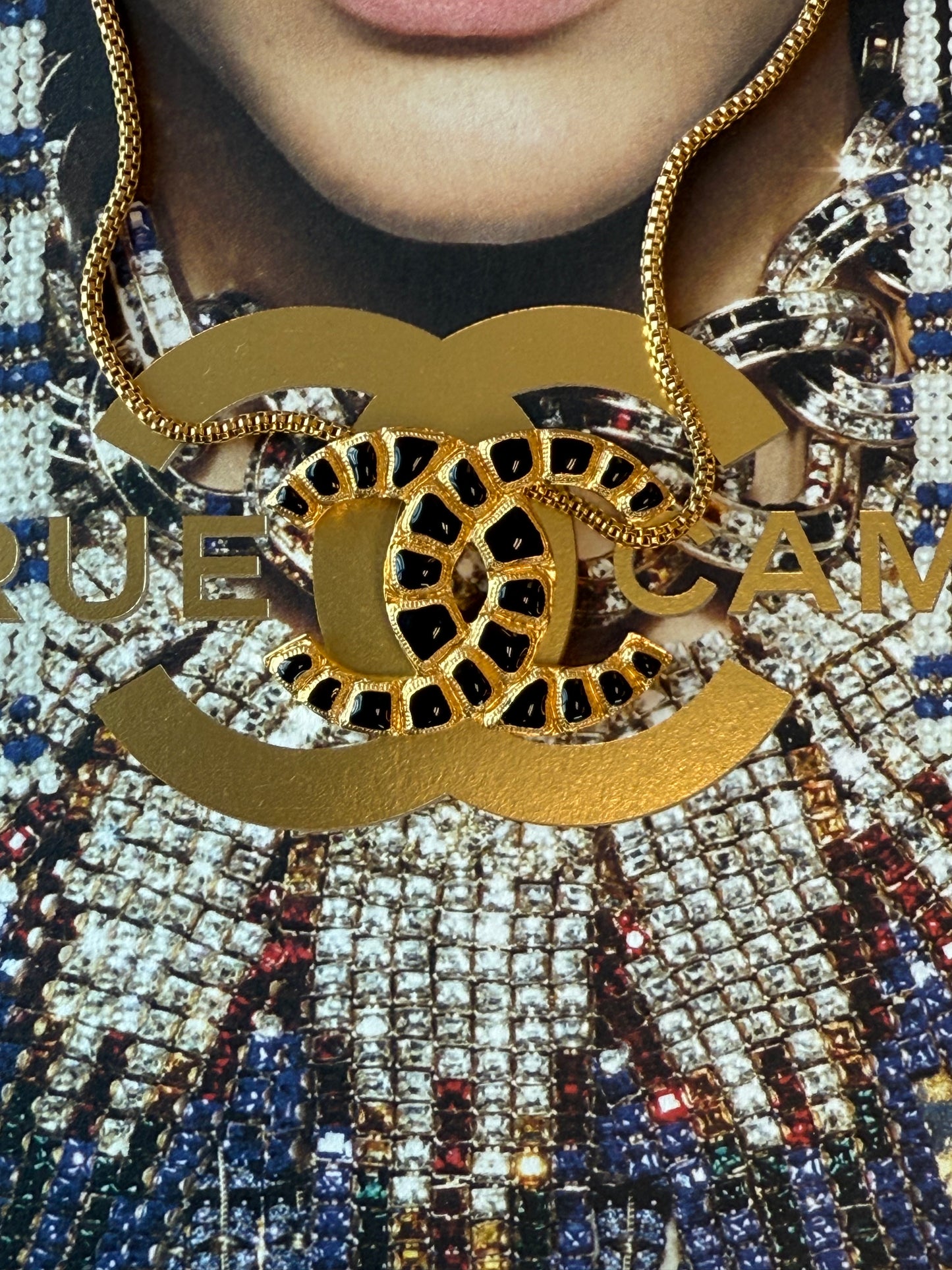 CHANEL
Resin Along The Nile CC Pendant Necklace Gold Black