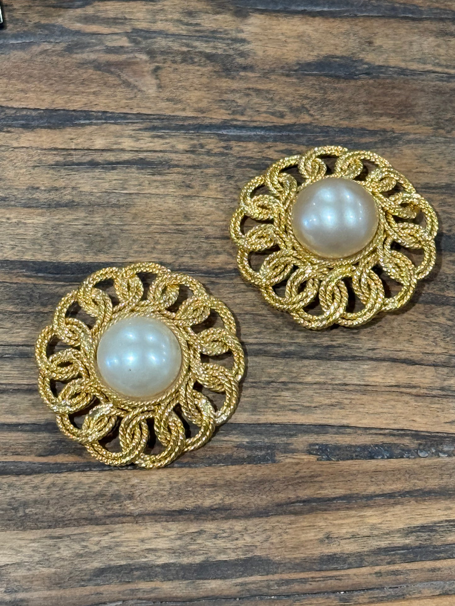 CHANEL GOLD TWISTED METAL AND FAUX WHITE BEADS CLIP ON EARRINGS 1990