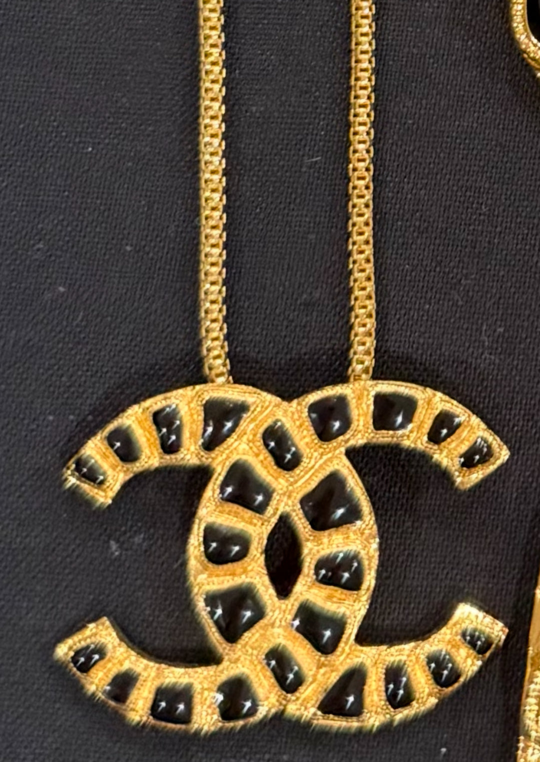 CHANEL
Resin Along The Nile CC Pendant Necklace Gold Black