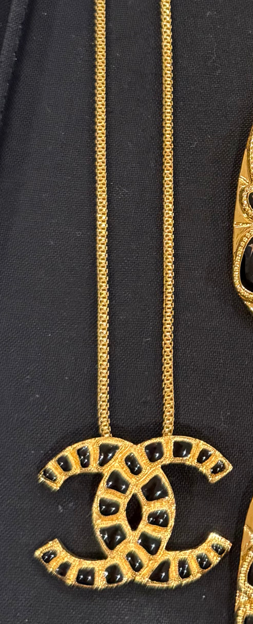 CHANEL
Resin Along The Nile CC Pendant Necklace Gold Black