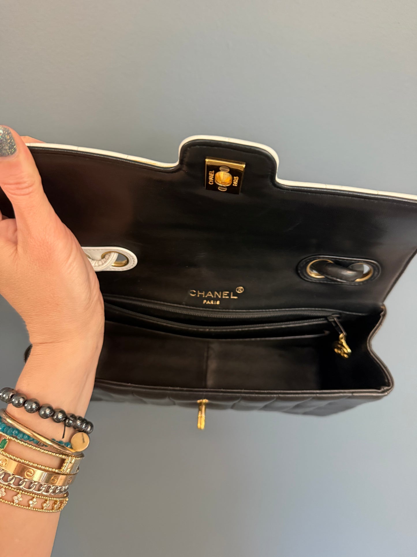Chanel Shoulder Bag Vintage CC Front Turn Lock Flap in Black/White Lambskin Leather and Gold hardware