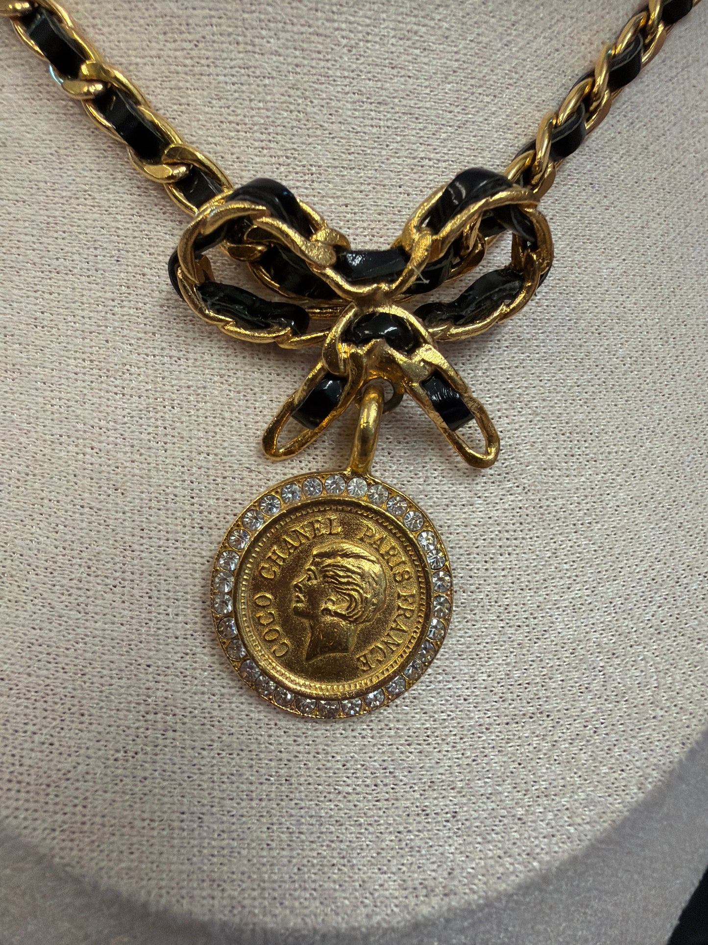 Chanel Coin Strass patent leather choker 15.5”