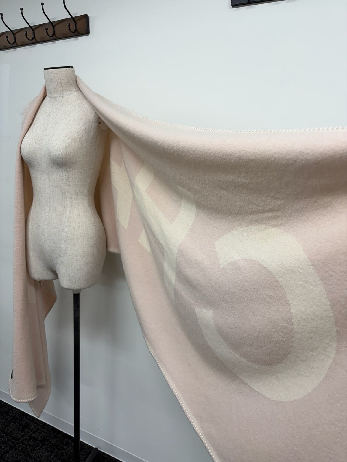 Logo Cashmere Pink Cream XL Shawl