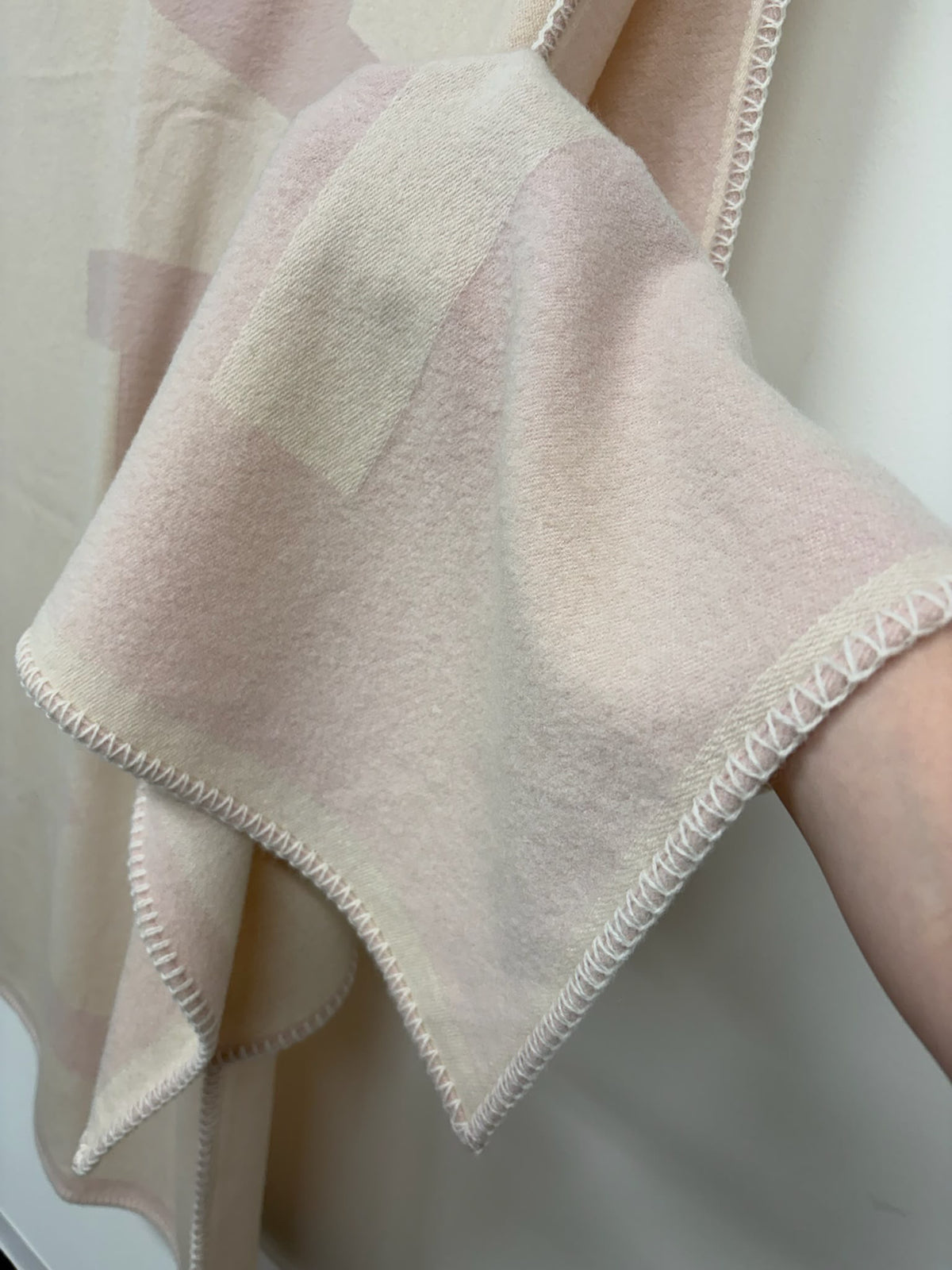 Logo Cashmere Pink Cream XL Shawl