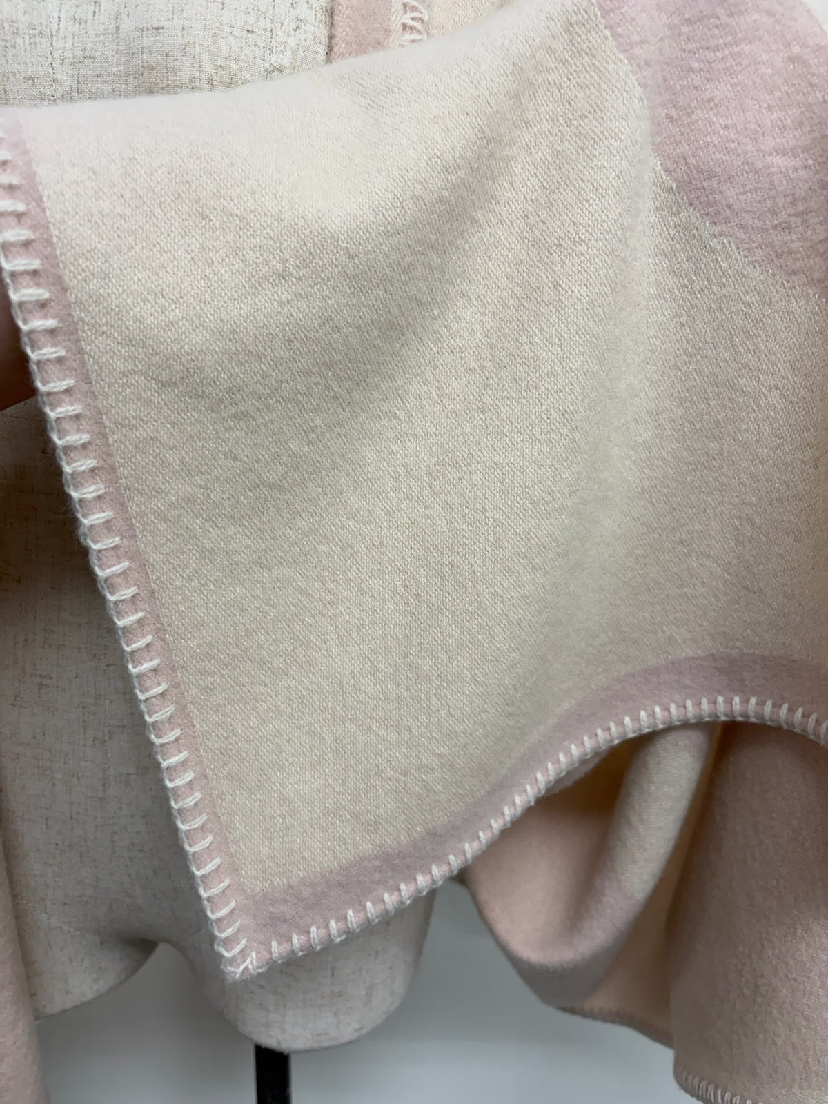 Logo Cashmere Pink Cream XL Shawl