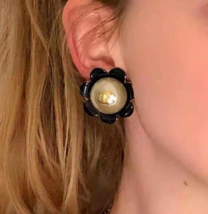 Chanel White Black Gold Flower Pearl Earrings Multiple colors Gold-plated collection 25