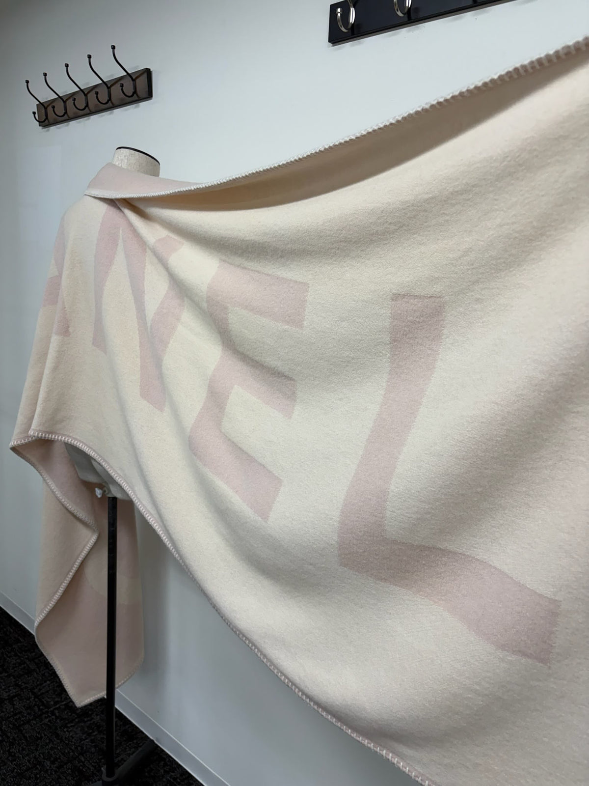 Logo Cashmere Pink Cream XL Shawl