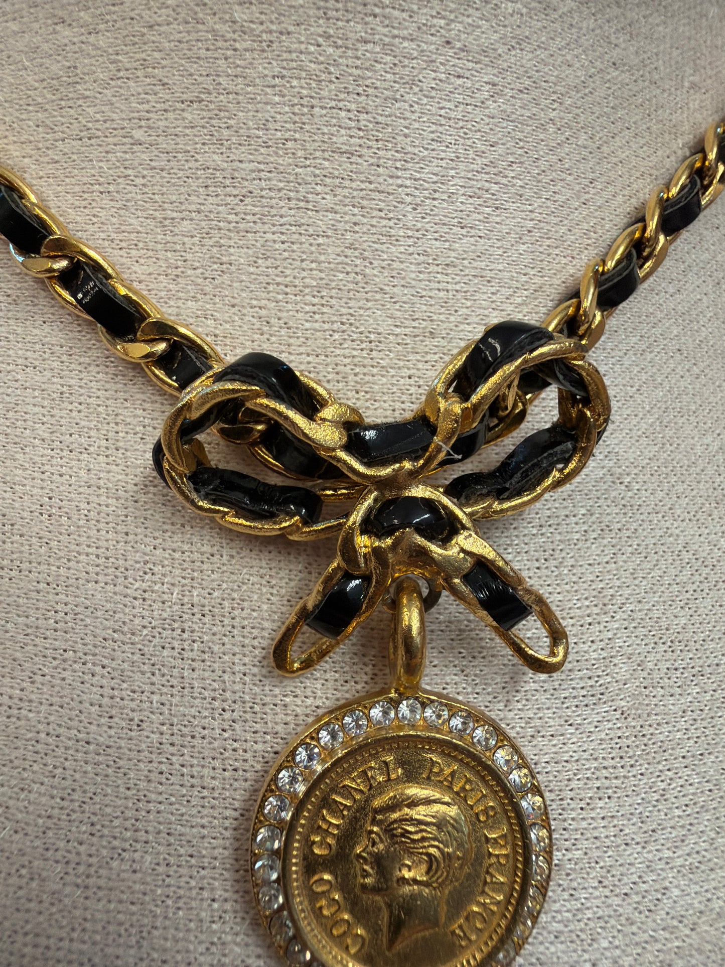 Chanel Coin Strass patent leather choker 15.5”
