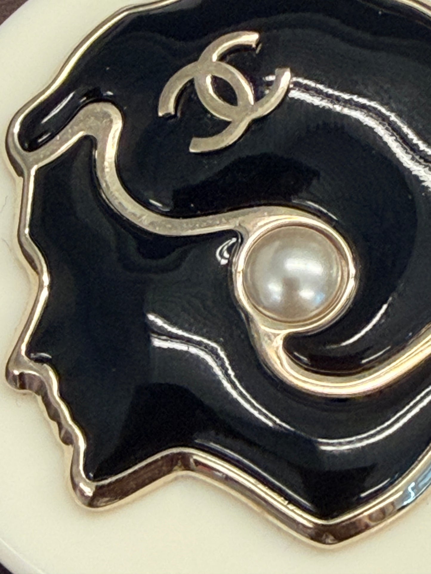 Chanel 2018 COCO Profile resin brooch with faux pearl earring