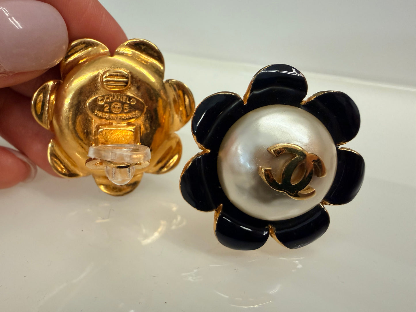 Chanel White Black Gold Flower Pearl Earrings Multiple colors Gold-plated collection 25