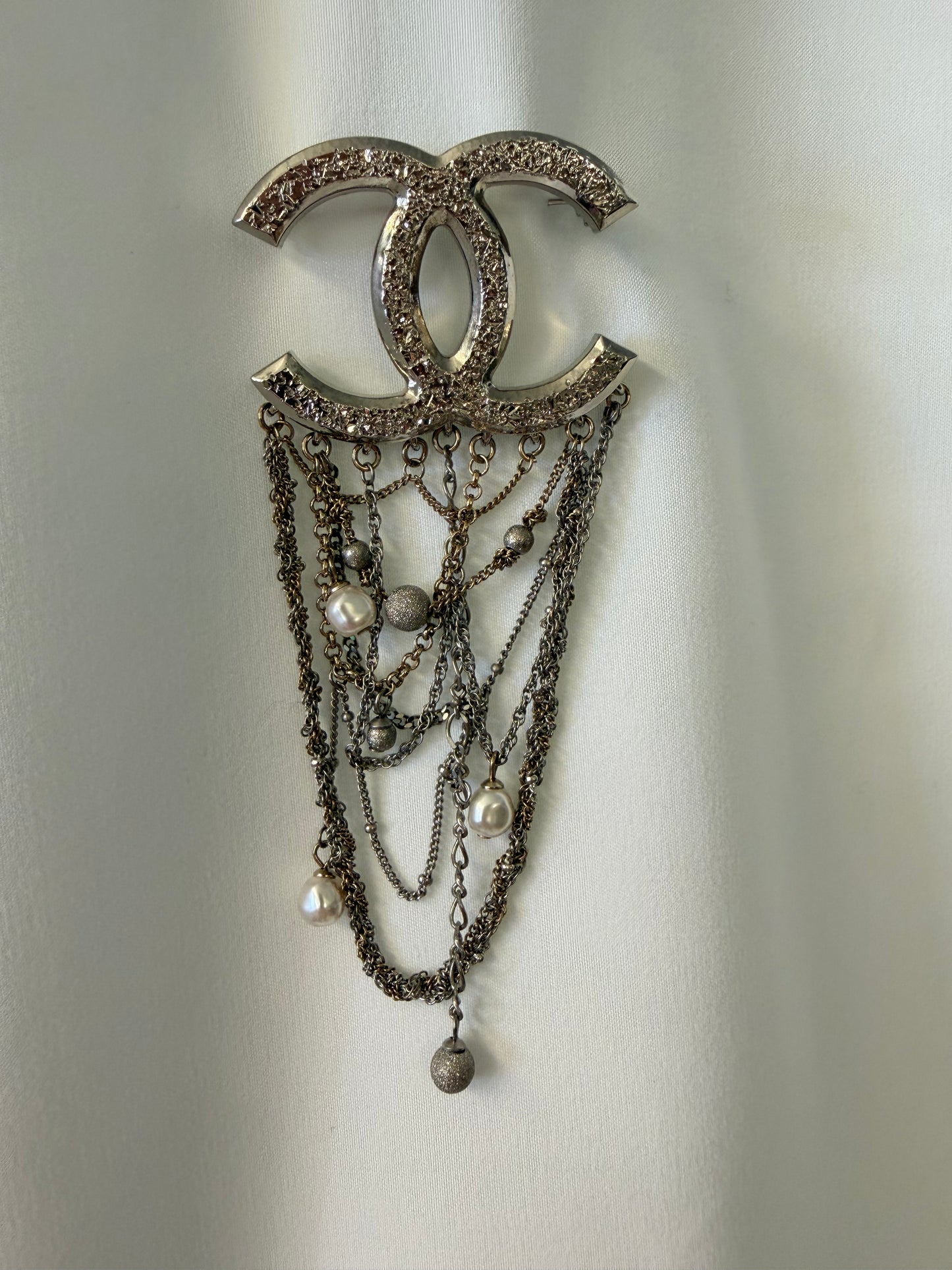 Chanel 2018 pre fall Paris- Hamburg collection brooch with faux pearls and draped chain detailing