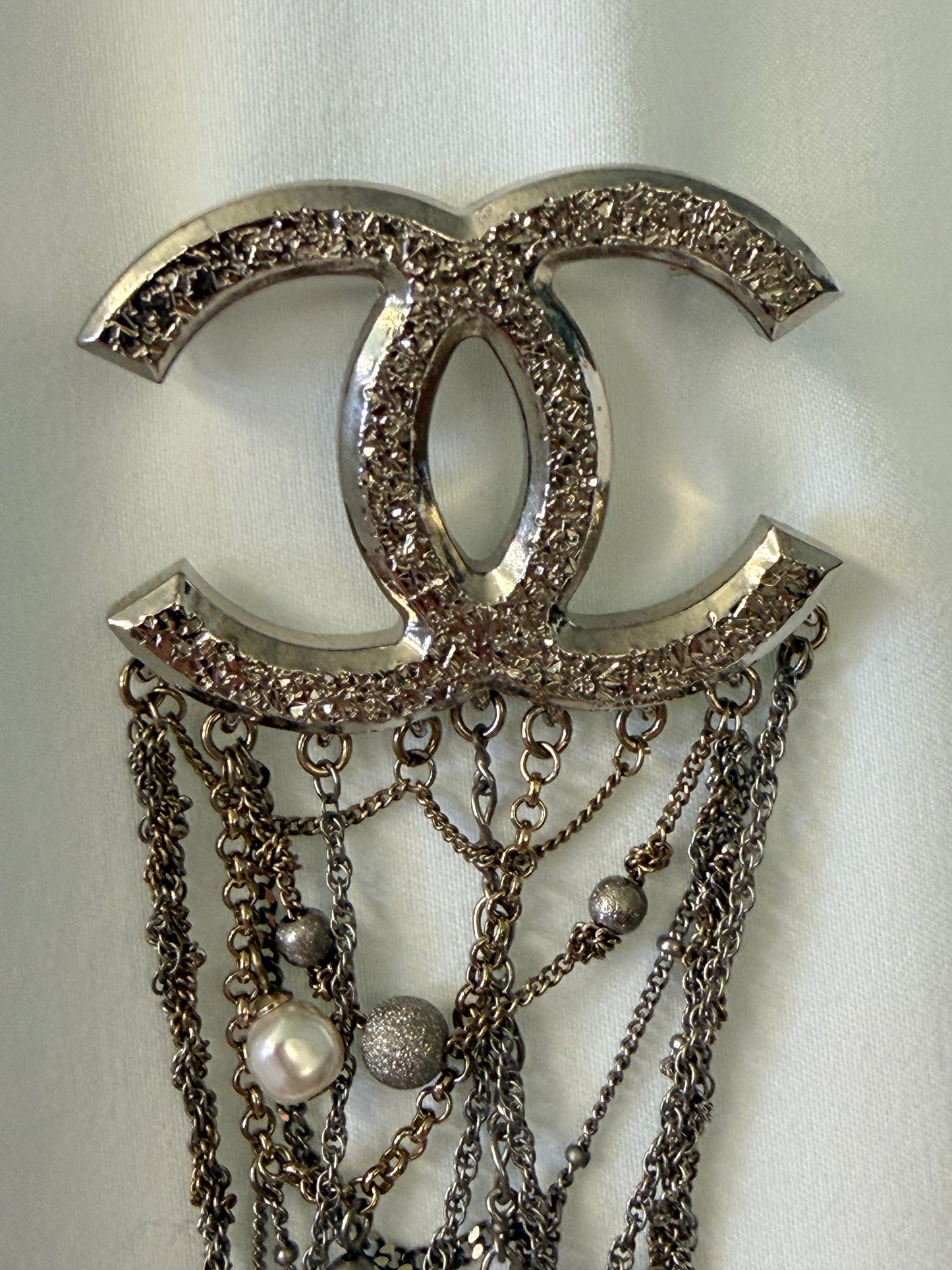Chanel 2018 pre fall Paris- Hamburg collection brooch with faux pearls and draped chain detailing