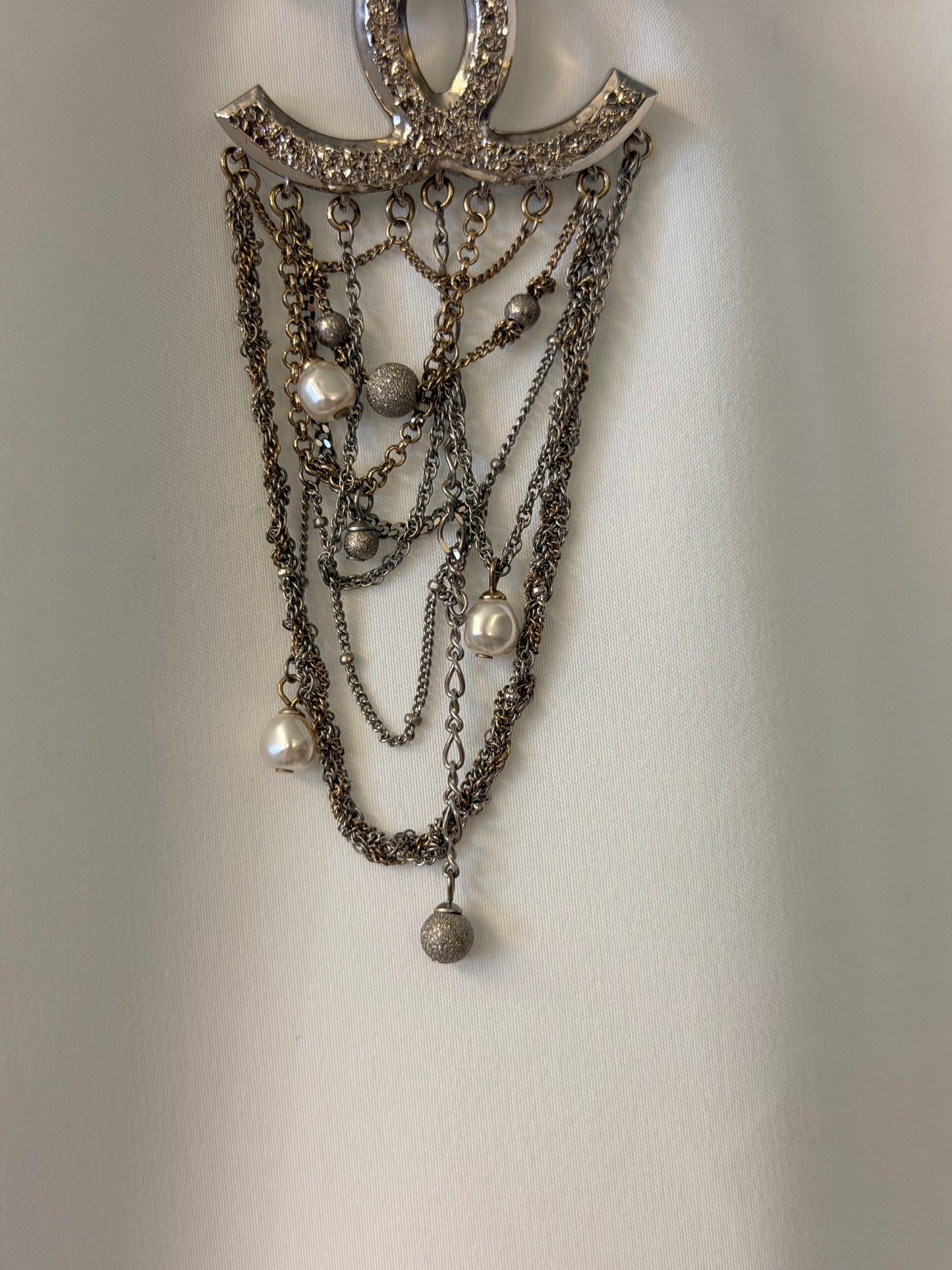 Chanel 2018 pre fall Paris- Hamburg collection brooch with faux pearls and draped chain detailing