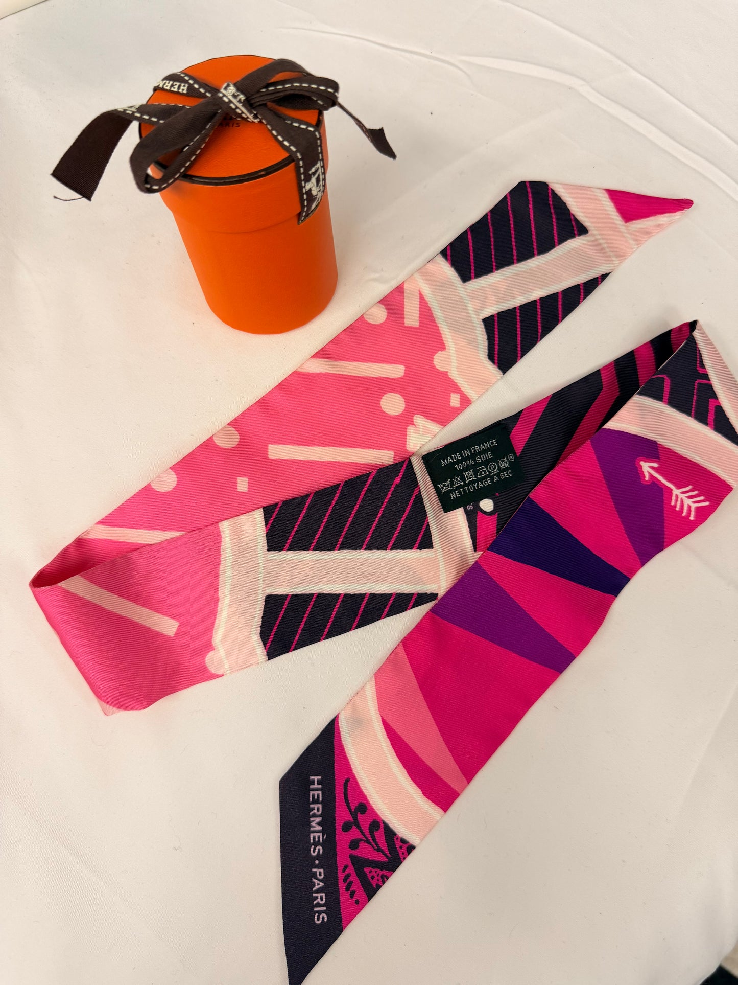 Hermes’ Pink twilly with box