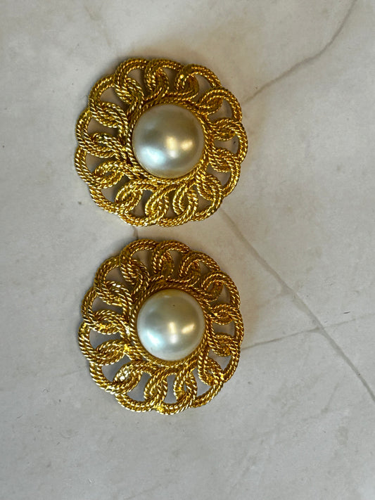 CHANEL GOLD TWISTED METAL AND FAUX WHITE BEADS CLIP ON EARRINGS 1990