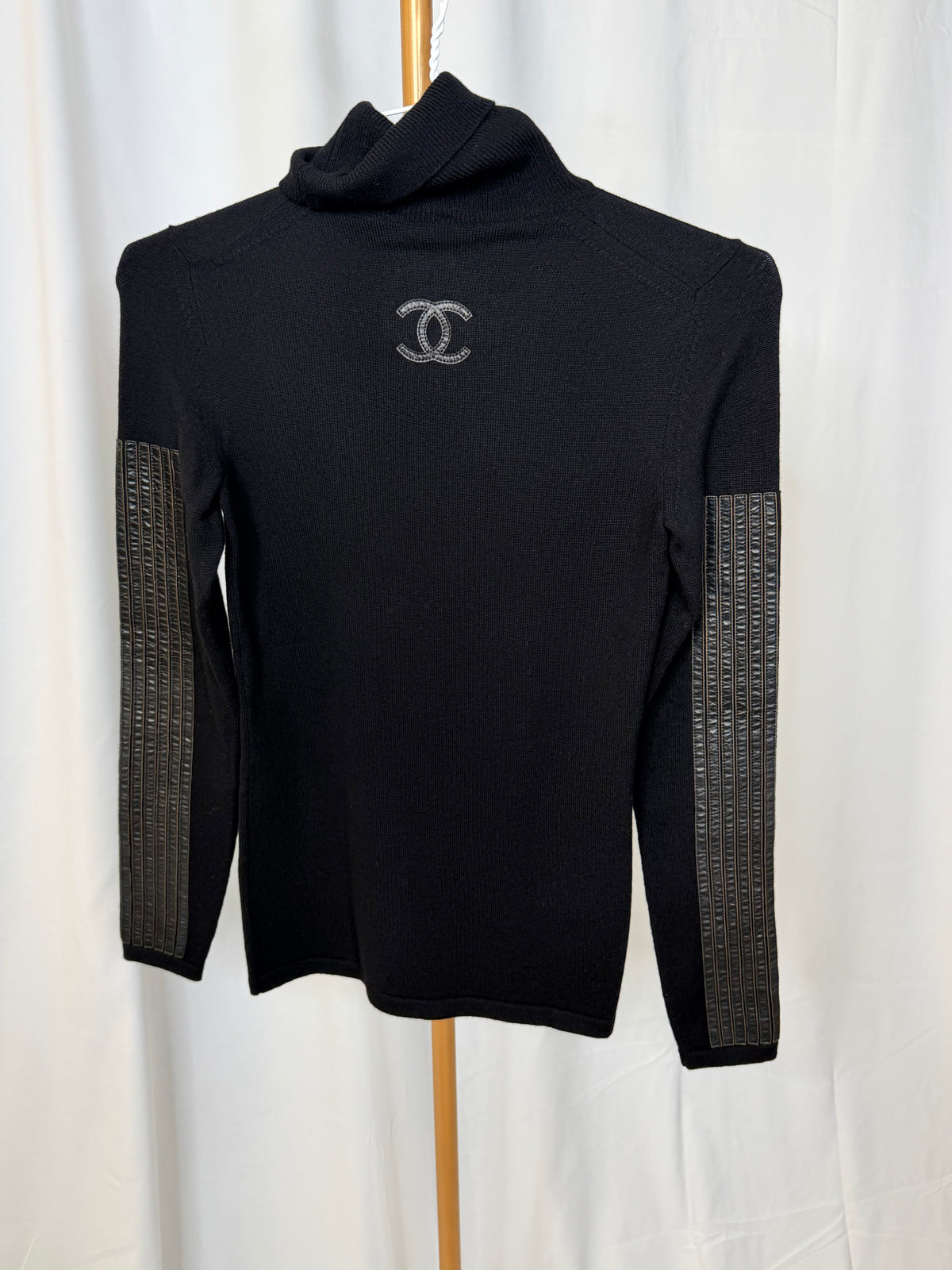 Chanel C logo Knit top sweater in Black with Leather Trim and Leather CC logo