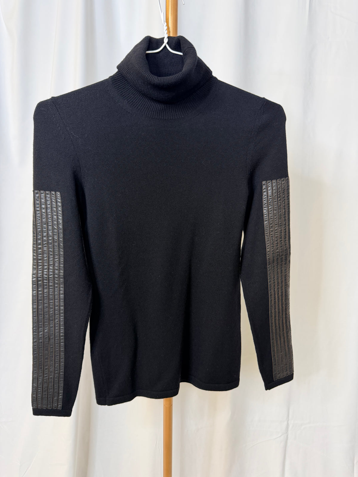Chanel C logo Knit top sweater in Black with Leather Trim and Leather CC logo