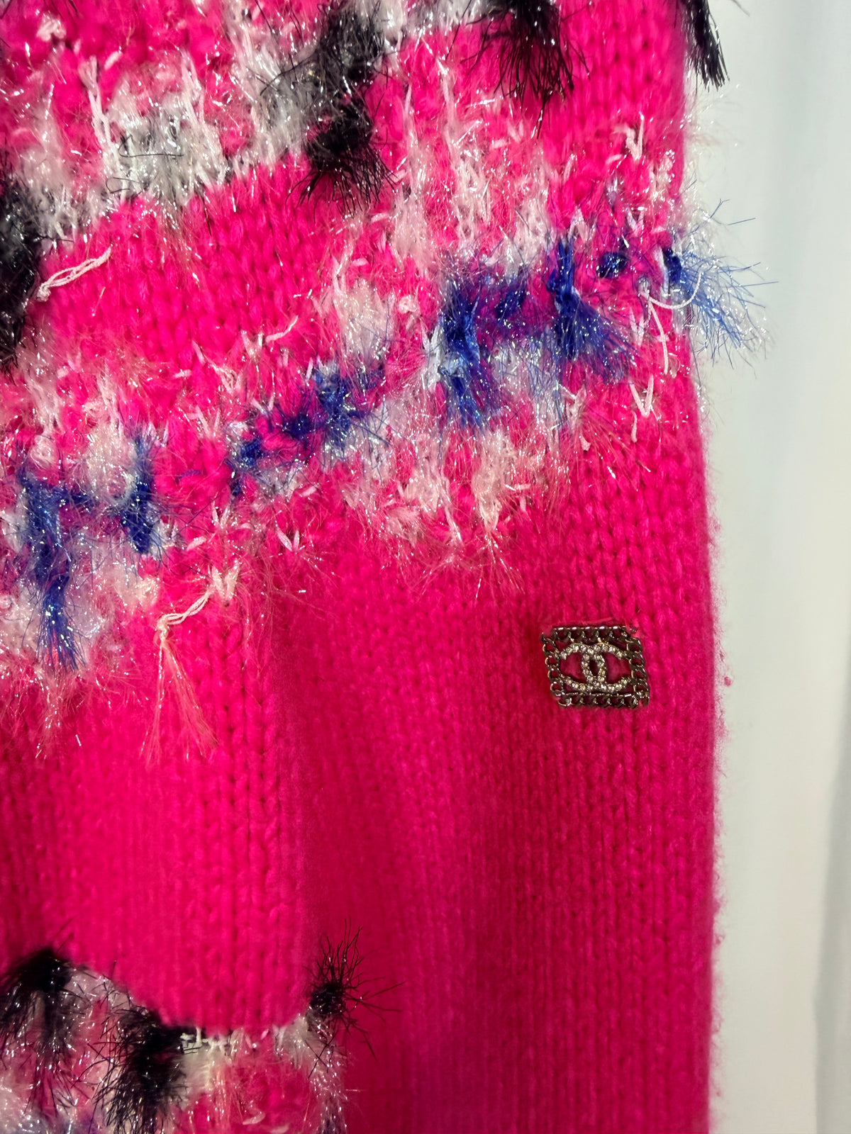 CHANEL 21K CC PINK BLUE BLACK WHITE CC LOGO CASHMERE SILK RUNWAY SWEATER