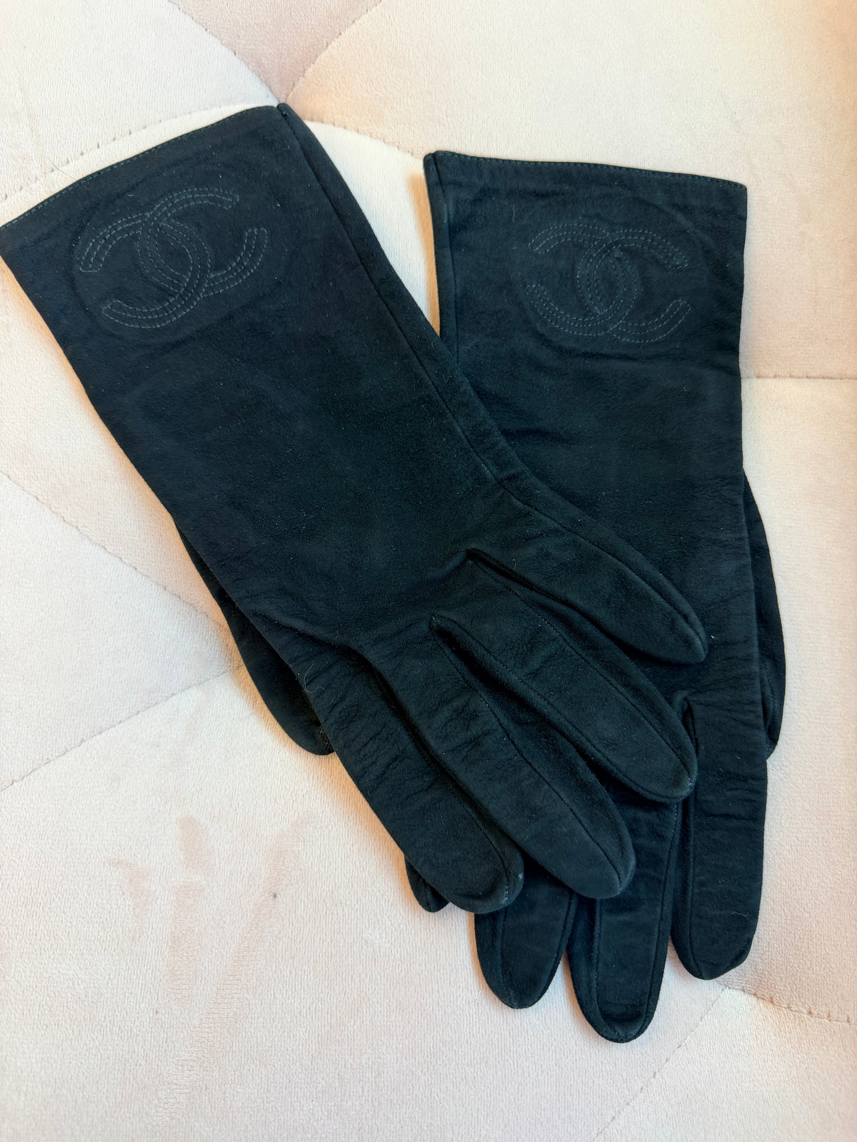 Chanel Suede CC logo Gloves black