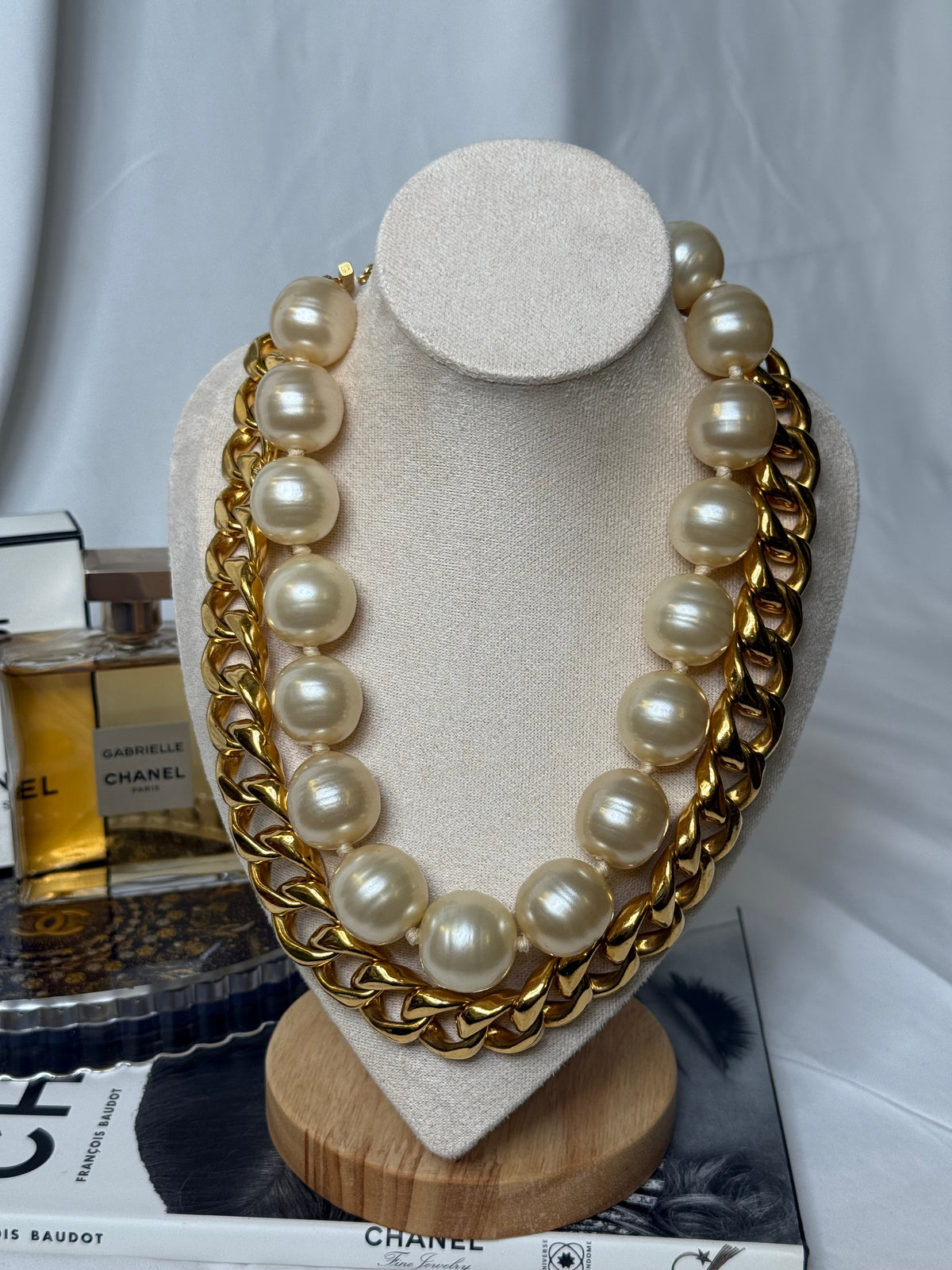 CHANEL Oversized Vintage Faux Pearl Curb Chain Necklace
