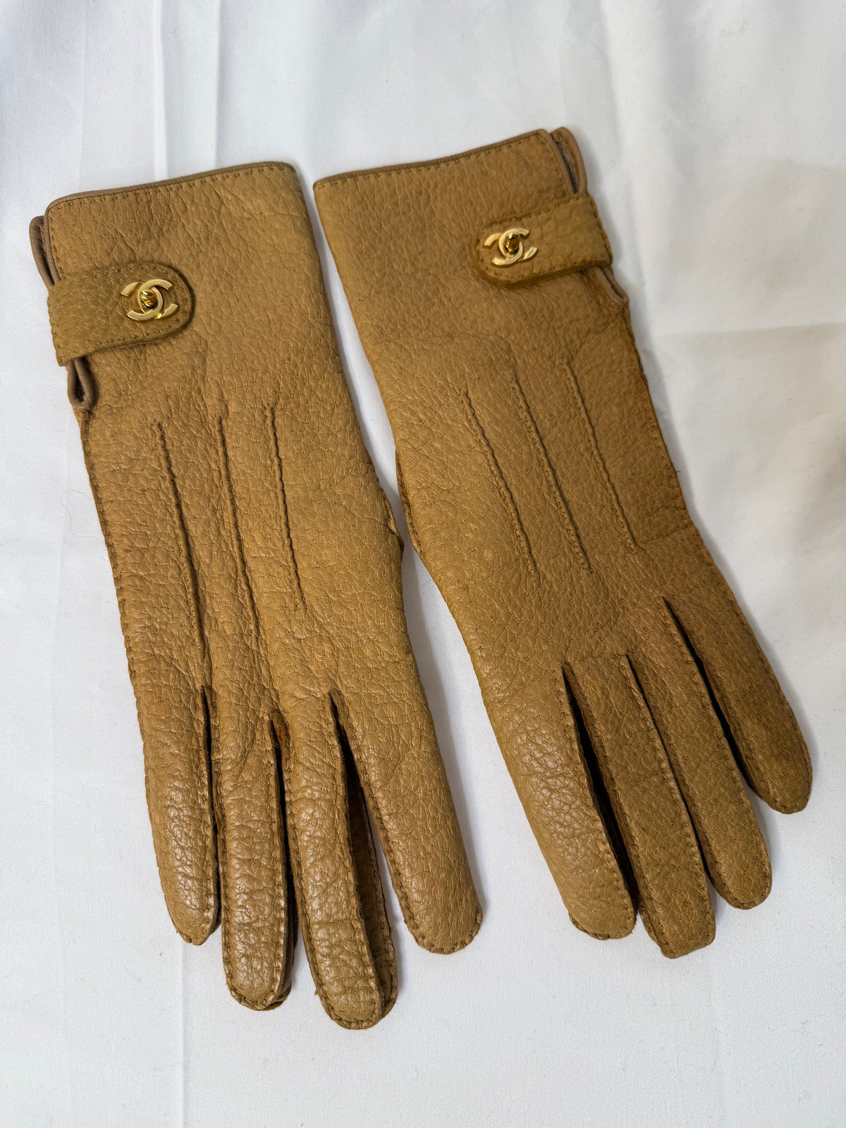 Chanel CC logo Turnlock Gloves Brown with GHW