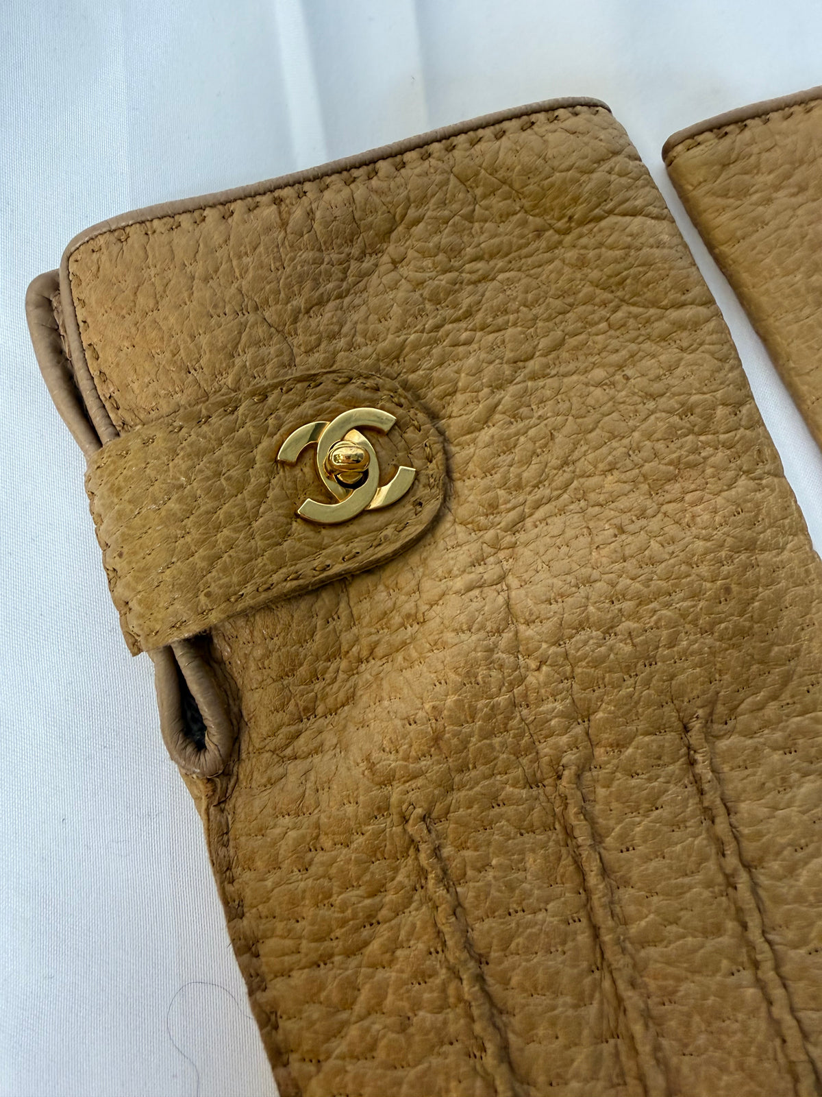 Chanel CC logo Turnlock Gloves Brown with GHW