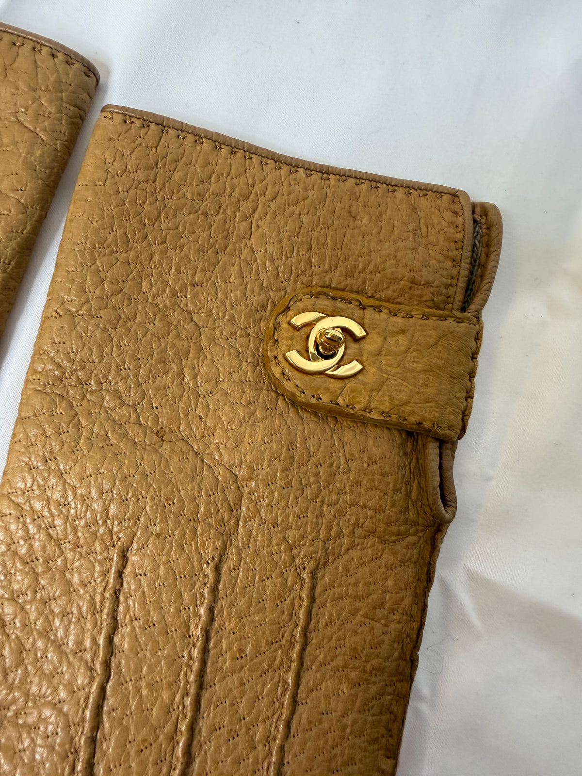 Chanel CC logo Turnlock Gloves Brown with GHW