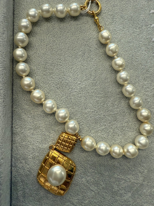 Chanel vintage pearl necklace 70s-80s stamp