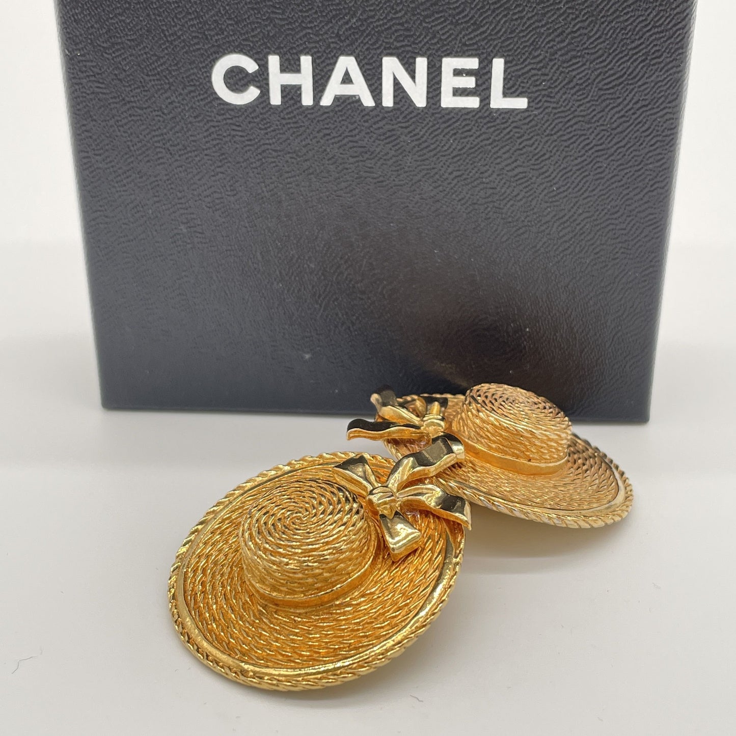 Chanel Vintage Gold Toned Straw Hat Clip On Earrings Golden Metal